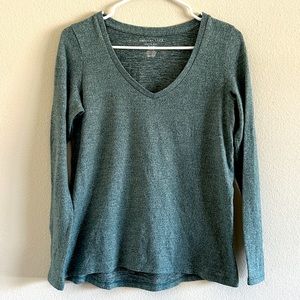 American Eagle Outfitters Soft & Sexy Plush V-Neck Long Sleeve Tee Size Medium